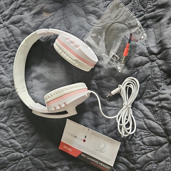 LVLUP Pro Gaming Headset with Foldable Mic - Corded - Picture 3 of 5